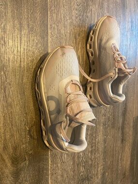 On Running. Sneakers in Dusty Pink and Beige